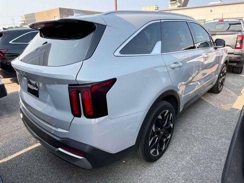 Used 2025 Kia Sorento EX FWD image 2