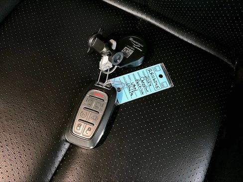 Used 2024 Chrysler Pacifica Touring-L FWD image 15