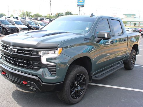 Used 2025 Chevrolet Silverado 1500 LT Trail Boss w/ Convenience Package II AWD/4WD image 4
