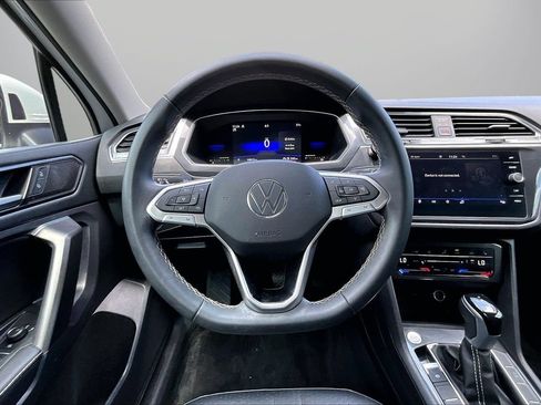 Used 2023 Volkswagen Tiguan SE AWD/4WD image 11