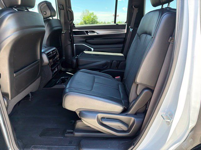Used 2023 Jeep Wagoneer Series II AWD/4WD image 6