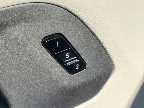 Used 2024 Chrysler Pacifica Touring-L image 15