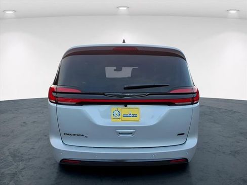 New 2026 Chrysler Pacifica Select image 8