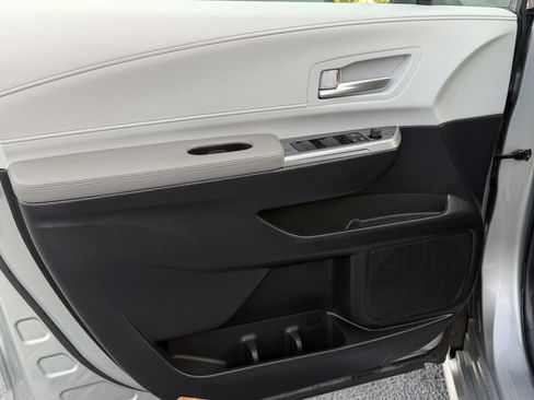 Used 2025 Toyota Sienna XLE FWD image 14