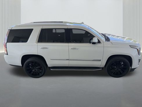 Used 2019 Cadillac Escalade Luxury RWD image 3