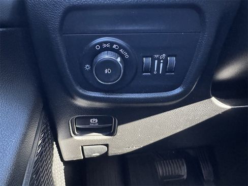 Used 2023 Jeep Grand Cherokee L Limited w/ Luxury Tech Group II image 12