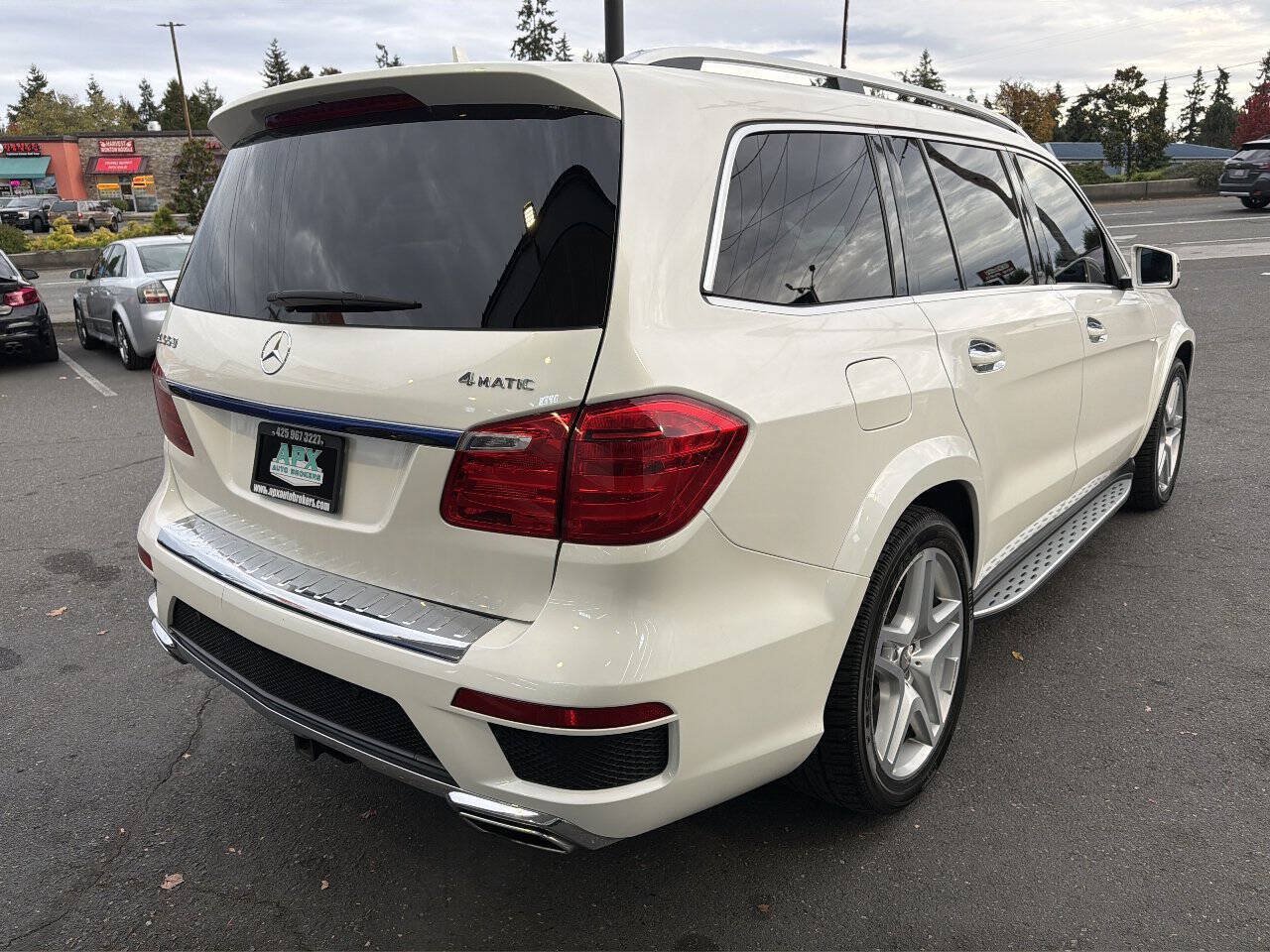 Used 2015 Mercedes-Benz GL 550 4MATIC w/ Driver Assistance Package image 12