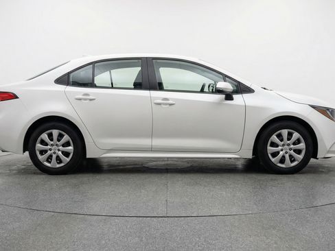 Used 2025 Toyota Corolla LE image 11