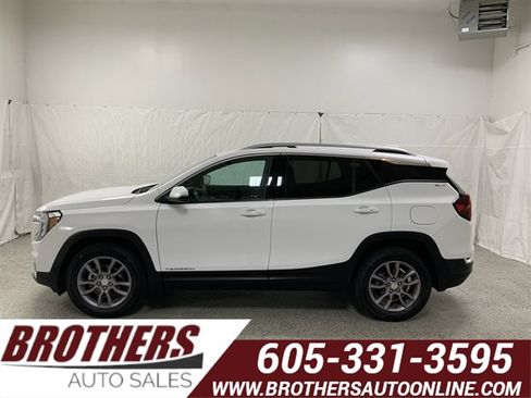 Used 2024 GMC Terrain SLT image 1