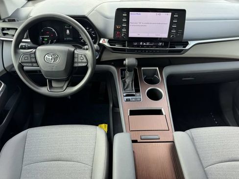 Used 2024 Toyota Sienna LE FWD image 9