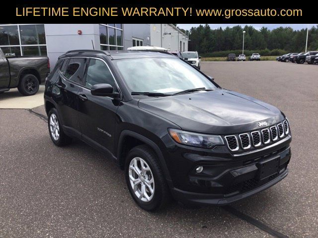 Used 2024 Jeep Compass Latitude AWD/4WD image 2