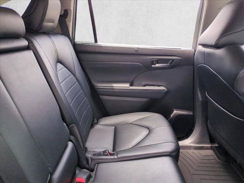 Used 2023 Toyota Highlander XLE FWD image 20