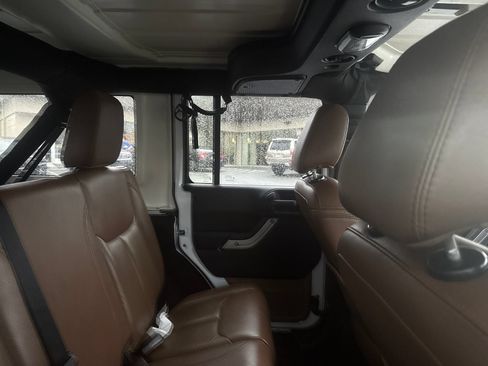 Used 2017 Jeep Wrangler Unlimited Sahara w/ Connectivity Group AWD/4WD image 8