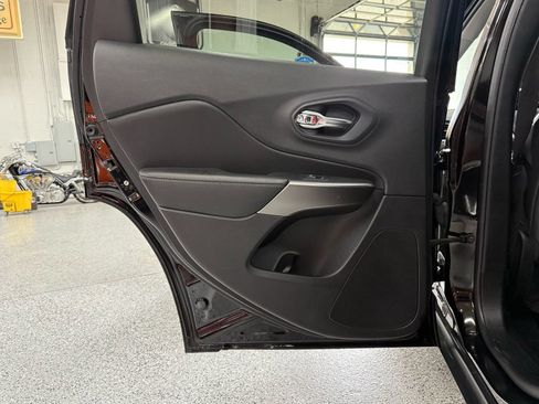 Used 2020 Jeep Cherokee Limited AWD/4WD image 12