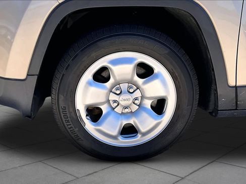 Used 2015 Jeep Cherokee Sport FWD image 11