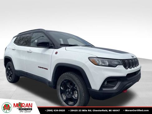 Used 2023 Jeep Compass Trailhawk w/ Trailhawk Convenience Group AWD/4WD image 2