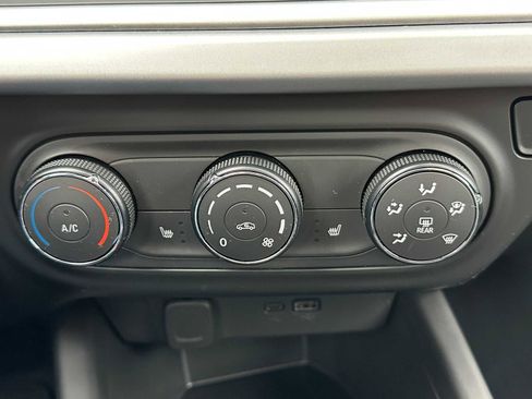 Certified 2025 Chevrolet Trax RS w/ Sunroof Package image 29