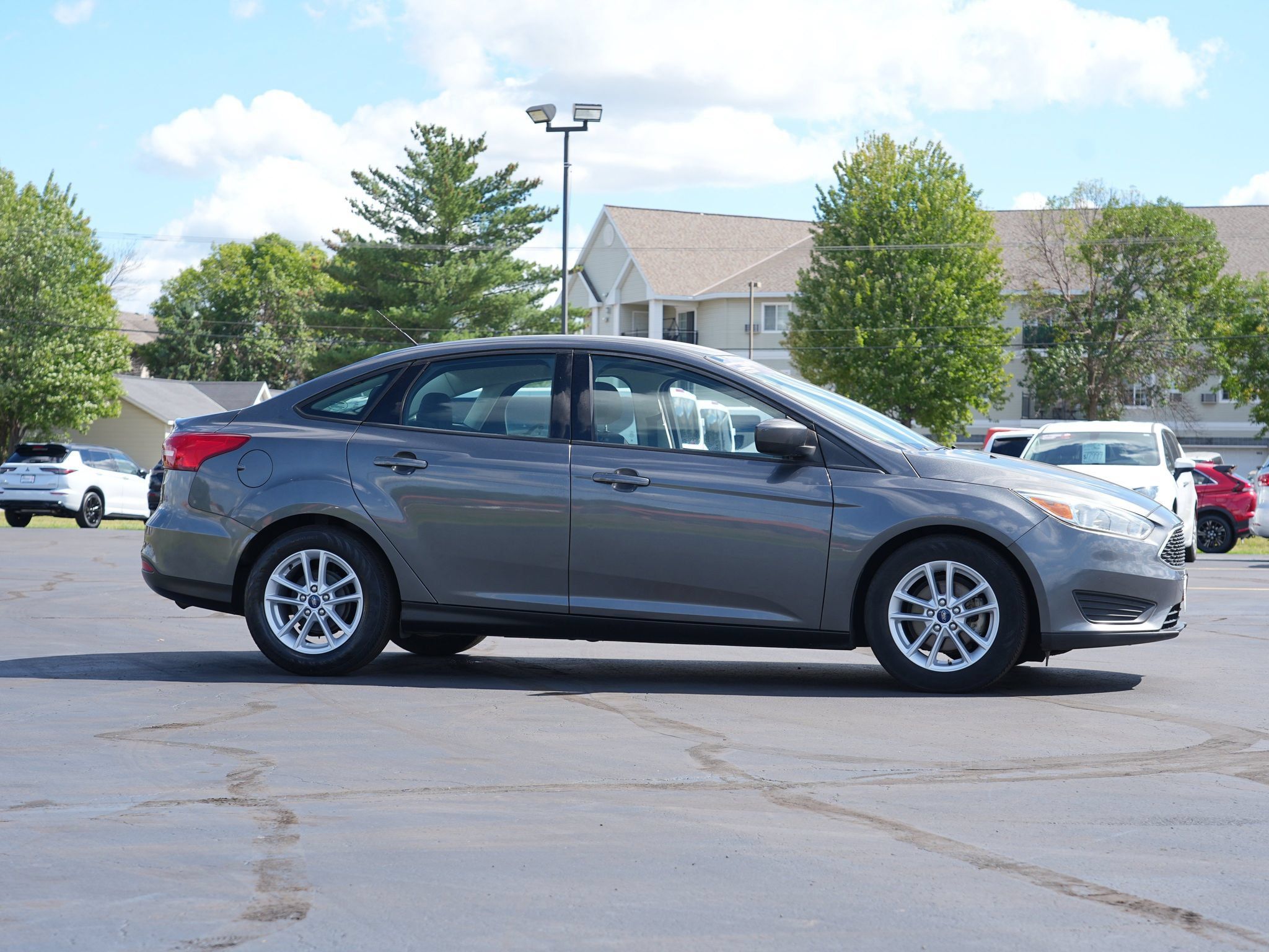 Used 2018 Ford Focus SE FWD image 2