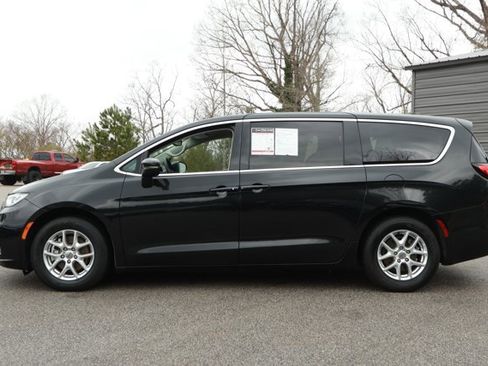Used 2023 Chrysler Pacifica Touring-L image 9