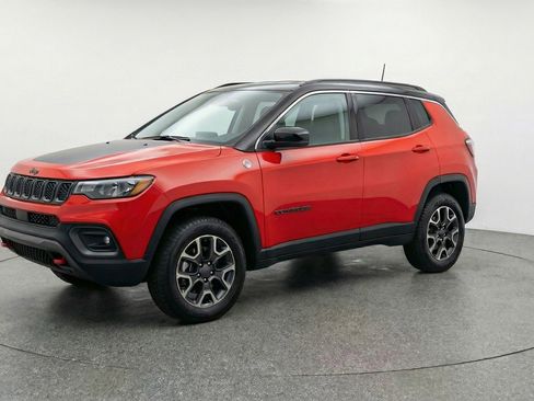 Used 2025 Jeep Compass Trailhawk image 3