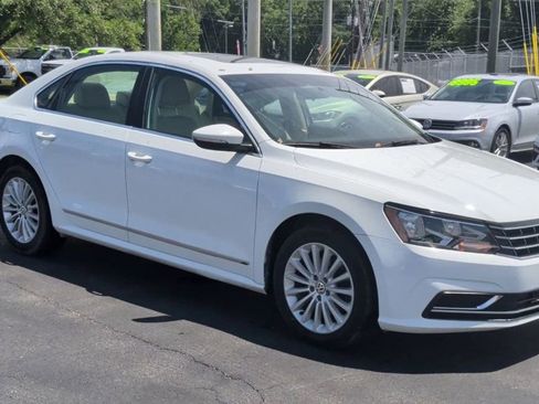 Used 2017 Volkswagen Passat 1.8T SE FWD image 2