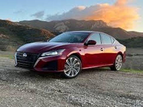 Certified 2023 Nissan Altima 2.0 SR image 1