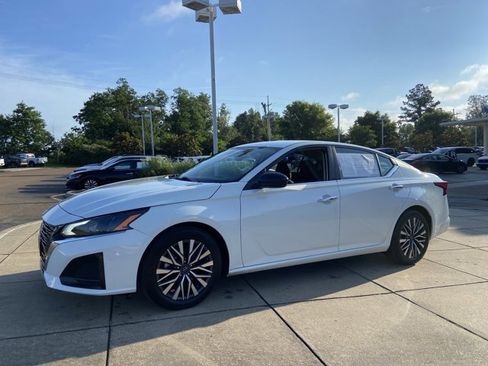 Used 2025 Nissan Altima 2.5 SV FWD image 8