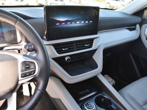 Certified 2025 Ford Explorer Active w/ Active Comfort Package image 9