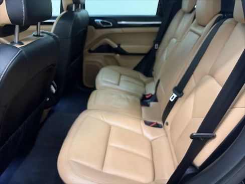 Used 2016 Porsche Cayenne w/ Premium Package AWD/4WD image 16