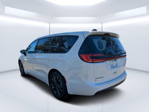 New 2026 Chrysler Pacifica Select image 5