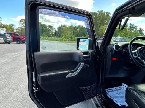 Used 2015 Jeep Wrangler Unlimited Rubicon AWD/4WD image 15