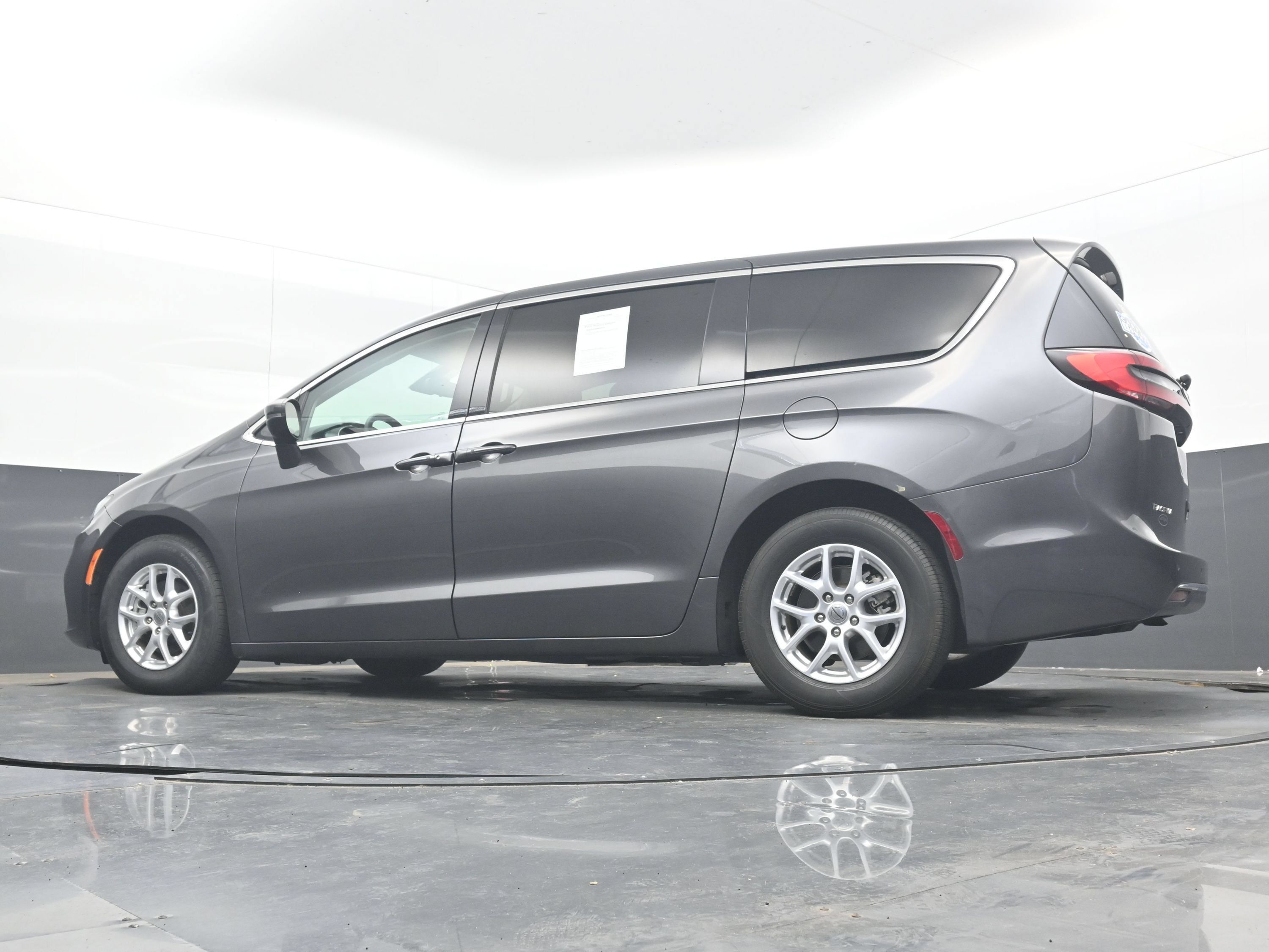 Used 2023 Chrysler Pacifica Touring-L FWD image 28