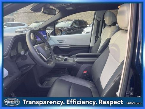 Used 2025 Toyota Sienna XSE w/ XSE Plus Package image 16