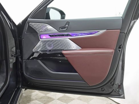 Used 2023 BMW i7 xDrive60 w/ Executive Package 2 image 40