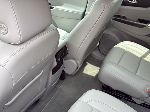 Used 2021 GMC Acadia SLT w/ Premium Package FWD image 30