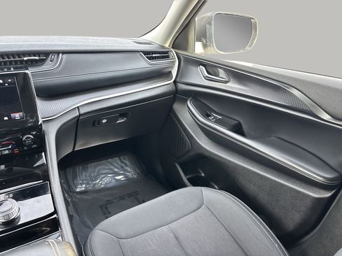 Used 2023 Jeep Grand Cherokee L Laredo image 15