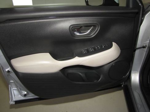 Certified 2023 Honda HR-V LX image 9