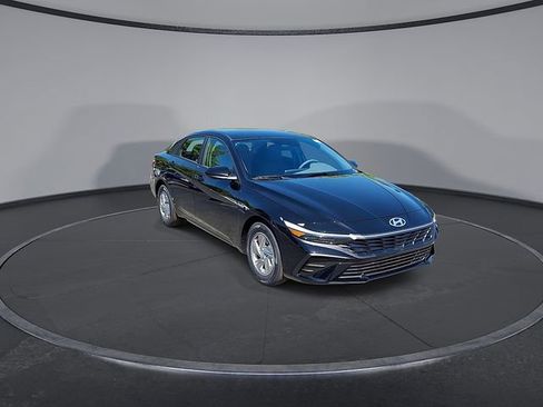 New 2026 Hyundai Elantra SE FWD image 2