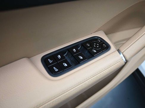 Used 2021 Porsche Cayenne AWD/4WD image 15