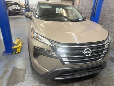 Used 2024 Nissan Rogue SV image 4