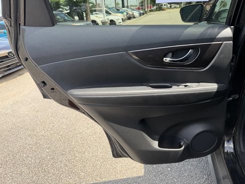 Used 2019 Nissan Rogue S w/ Special Edition Package FWD image 8