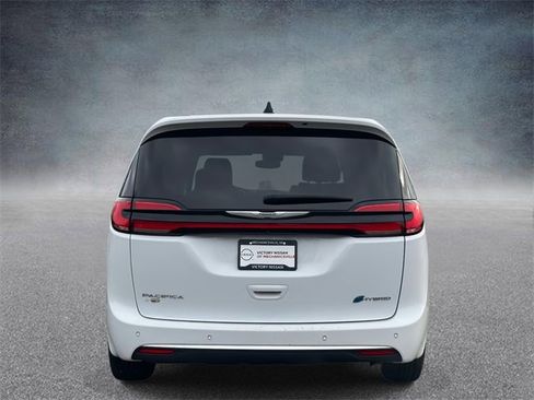 Used 2024 Chrysler Pacifica Select image 3