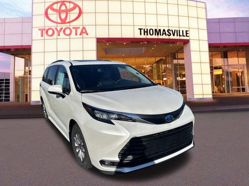 New 2025 Toyota Sienna XLE image 3