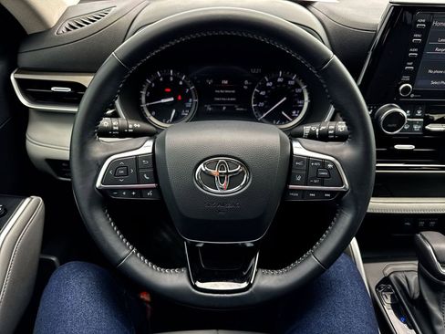 Used 2021 Toyota Highlander XLE image 14