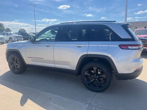 Used 2024 Jeep Grand Cherokee Limited w/ Black Appearance Package image 7