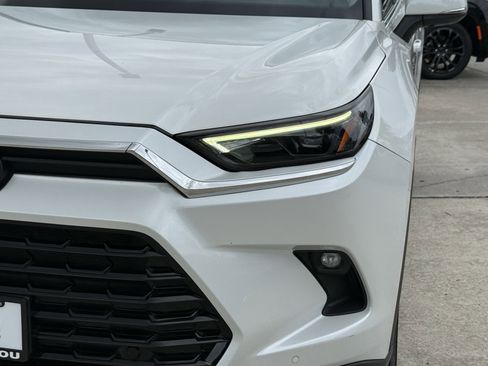 Used 2024 Toyota Grand Highlander AWD image 11
