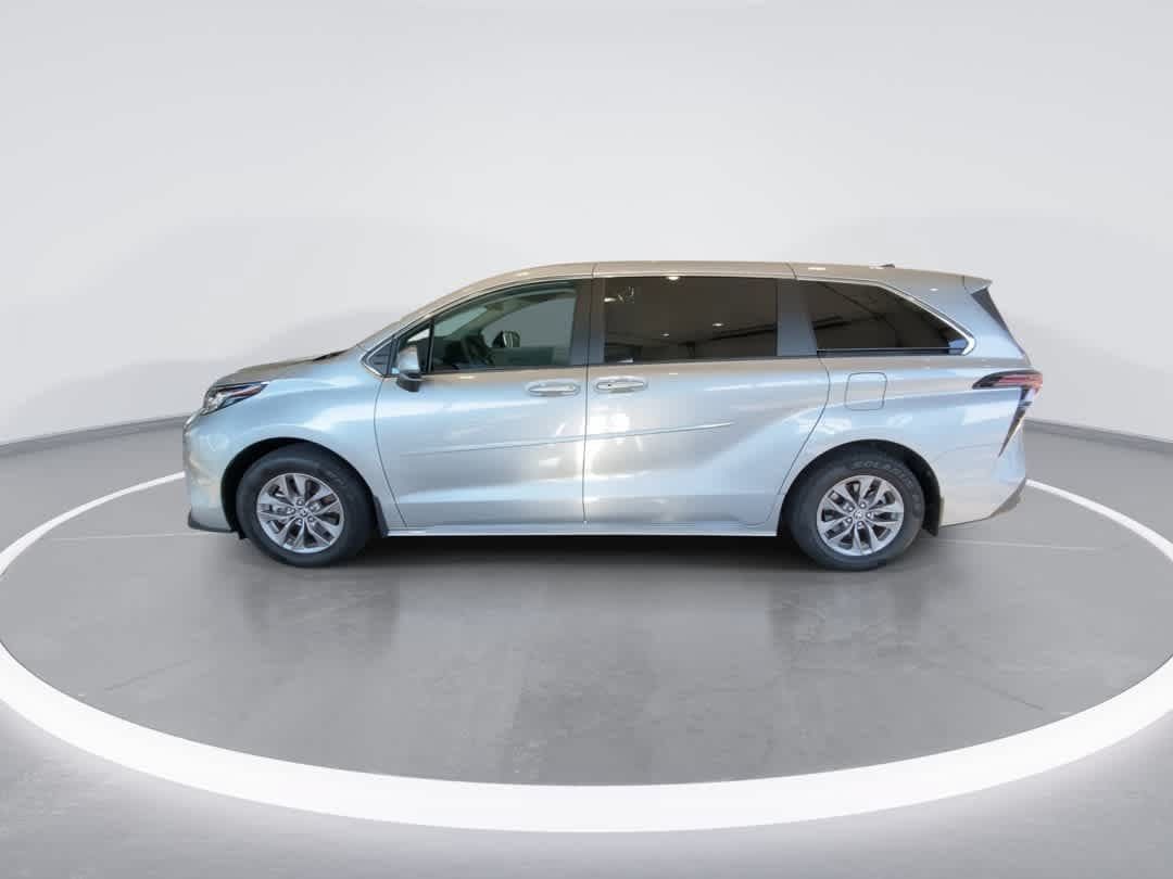 Used 2023 Toyota Sienna LE AWD/4WD image 5
