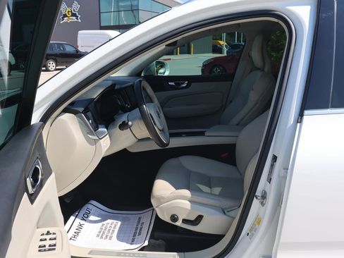Used 2018 Volvo XC60 T6 Momentum w/ Convenience Package image 21