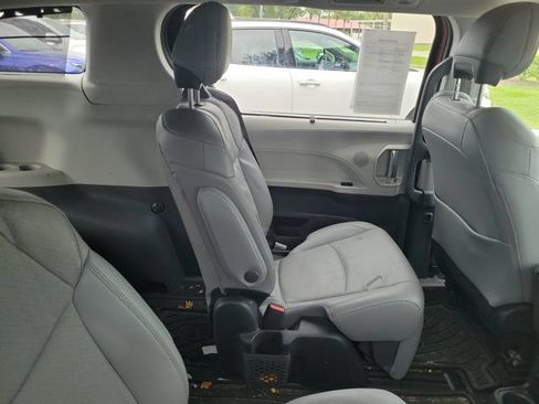 Used 2023 Toyota Sienna Limited AWD/4WD image 3