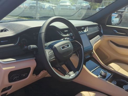 New 2025 Jeep Grand Cherokee Limited image 13